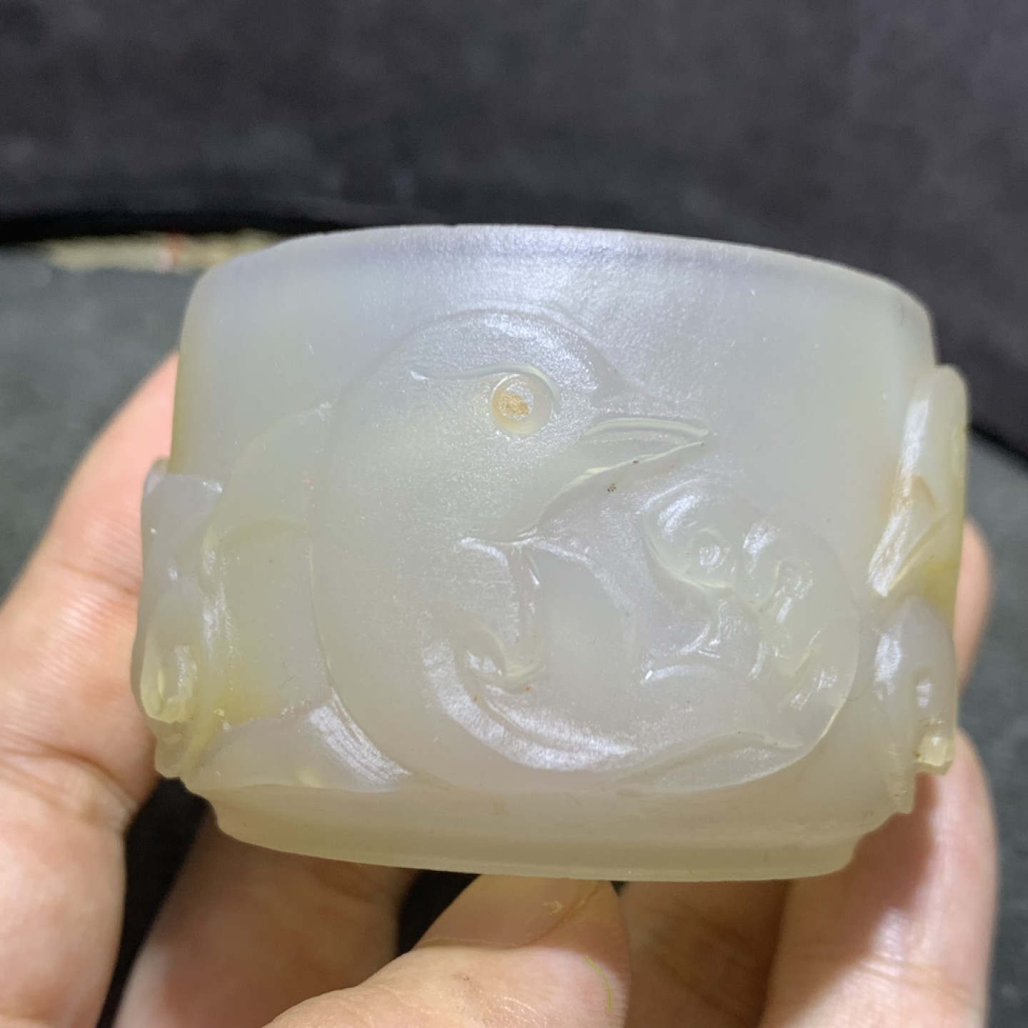 精美亚光高玉化巴西玛瑙满工雕刻海豚茶杯一个，