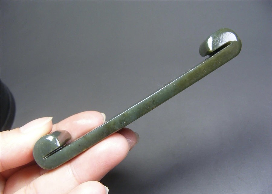 ｜冷门出品｜精选专拍·第贰拾壹场· 和田青玉带沁刻三角花卉文房大笔搁