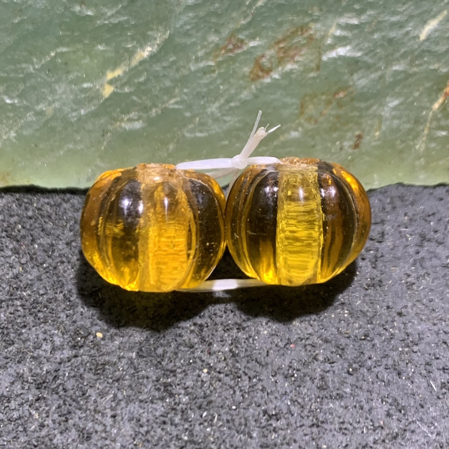 建国前后库存冰透金珀色琉璃南瓜珠一对，