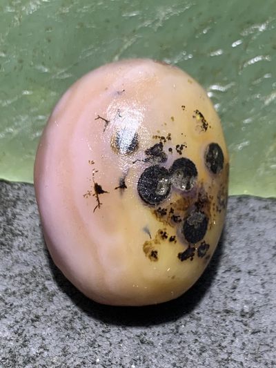 精美原皮亚光天眼草花纹战国红玛瑙手工雕刻情字吊坠一个 精美原皮亚光天眼草花纹战国红玛瑙手工雕刻情字吊坠一个