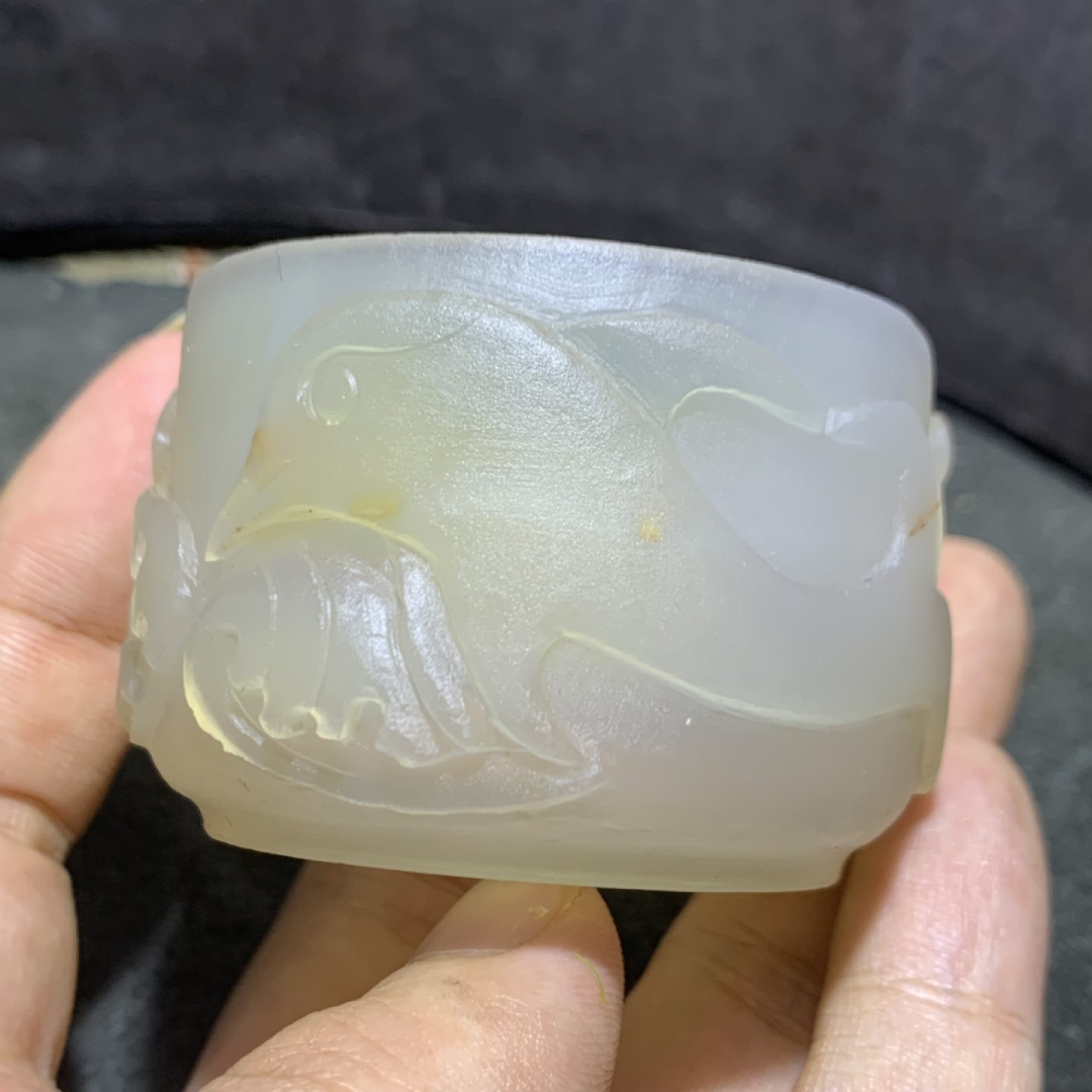 精美亚光高玉化巴西玛瑙满工雕刻海豚茶杯一个，