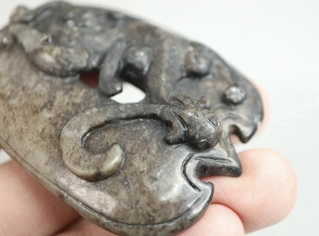 ｜冷门出品｜精选专拍·第贰拾壹场· 和田玉 黑沁 浮雕的螭龙玉璧 大挂件