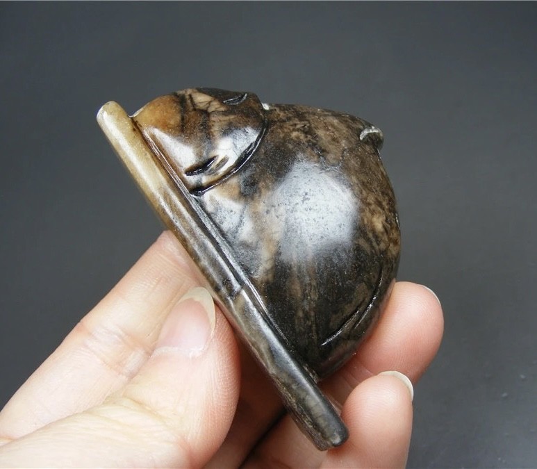 ｜冷门出品｜精选专拍·第贰拾壹场· 地方玉带沁圆雕双仙桃大把件