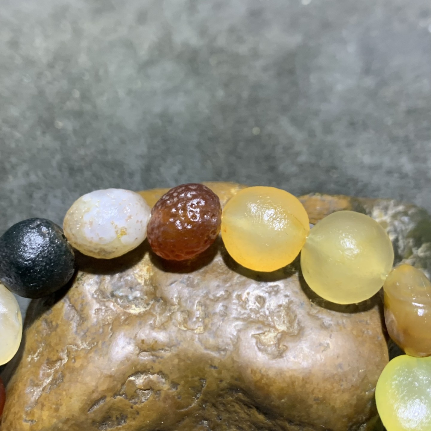 精美天然洁净透彻阿拉善彩珠玛瑙手串一条