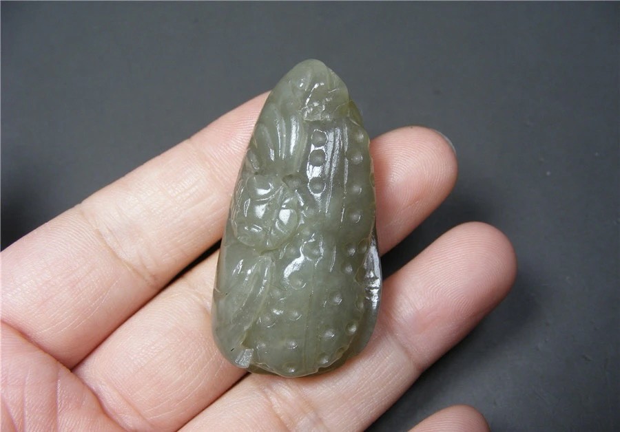 ｜冷门出品｜精选专拍·第贰拾壹场· 和田青白玉凸起厚实浮雕圆雕蝙蝠花生大佩