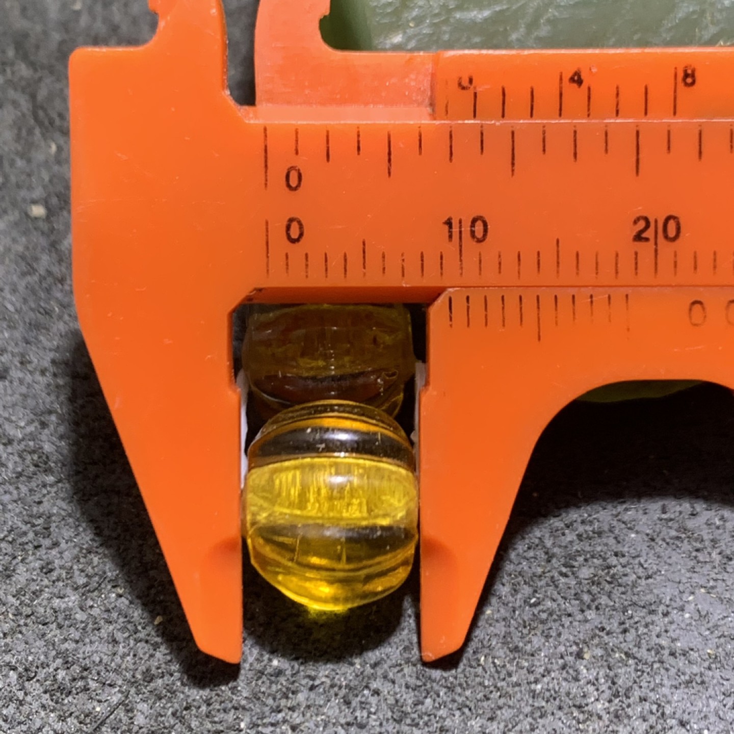 建国前后库存冰透金珀色琉璃南瓜珠一对，