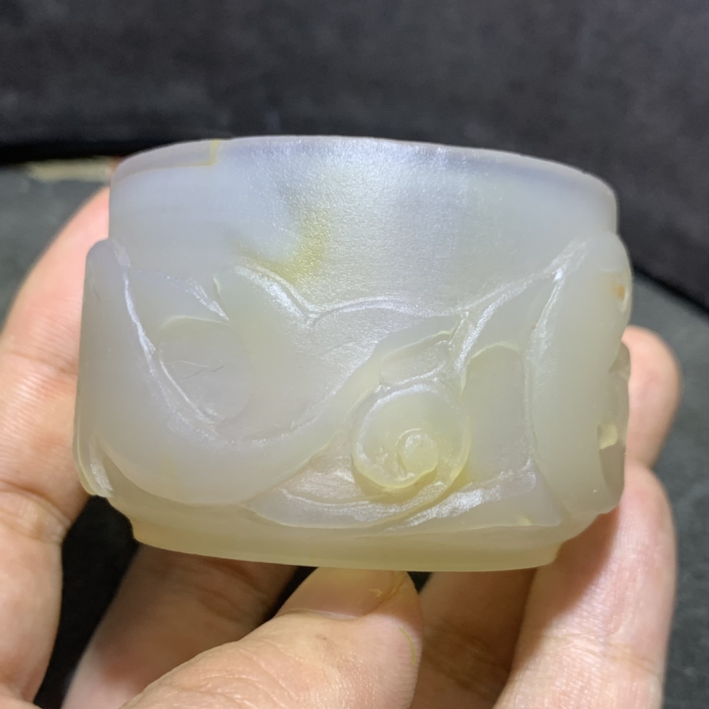 精美亚光高玉化巴西玛瑙满工雕刻海豚茶杯一个，