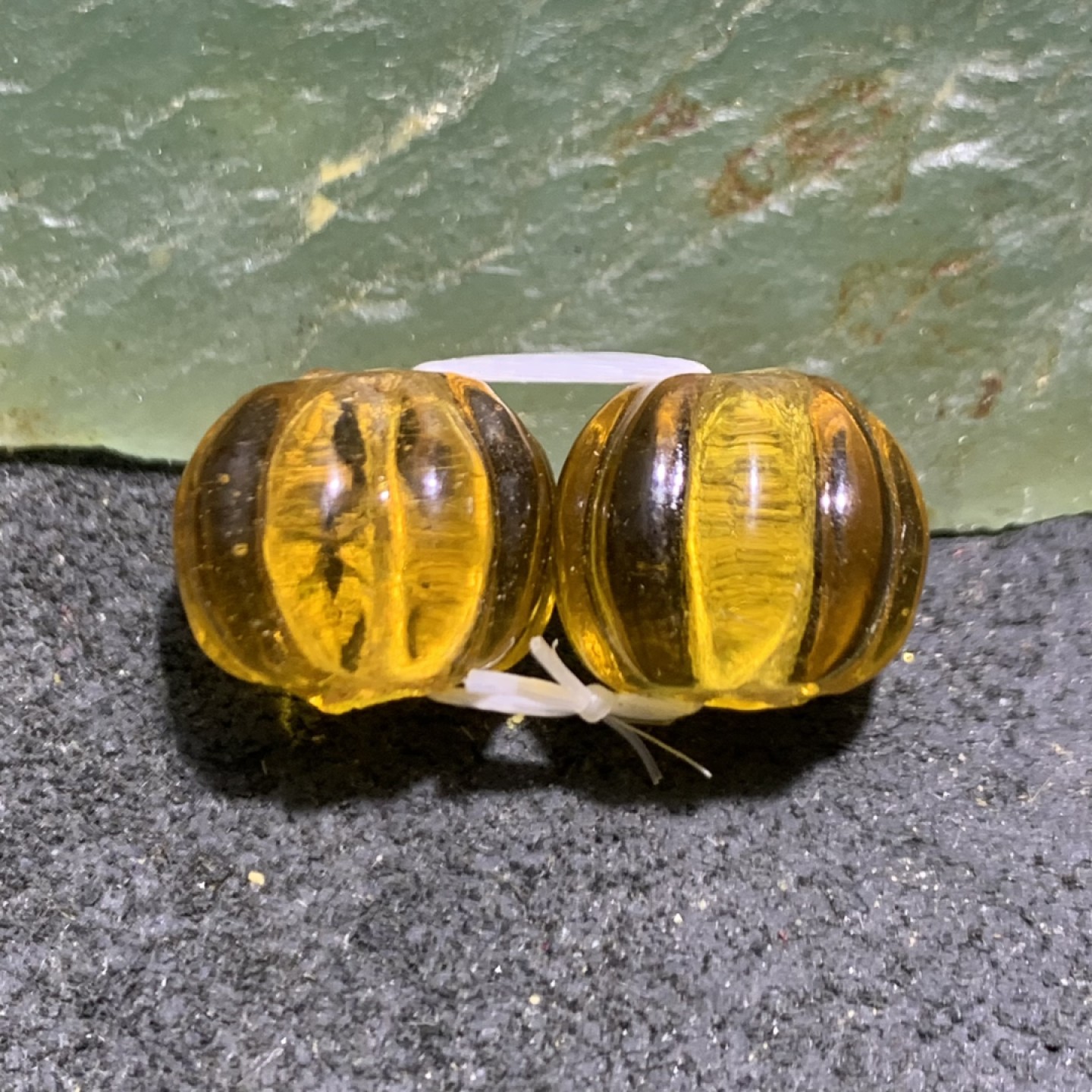 建国前后库存冰透金珀色琉璃南瓜珠一对，