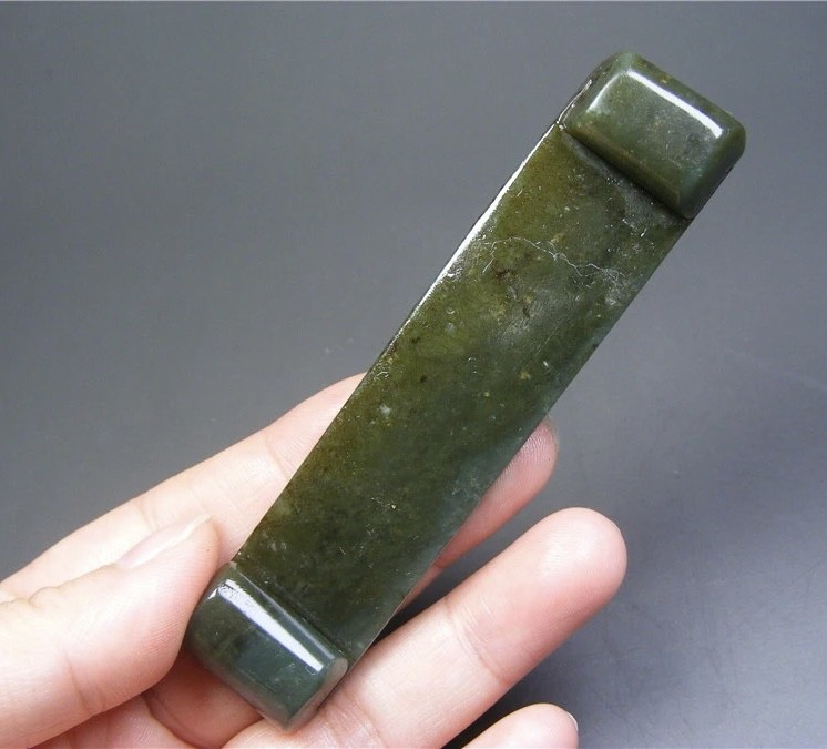 ｜冷门出品｜精选专拍·第贰拾壹场· 和田青玉带沁刻三角花卉文房大笔搁