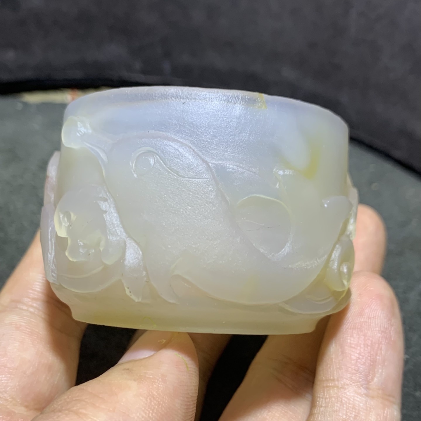 精美亚光高玉化巴西玛瑙满工雕刻海豚茶杯一个，