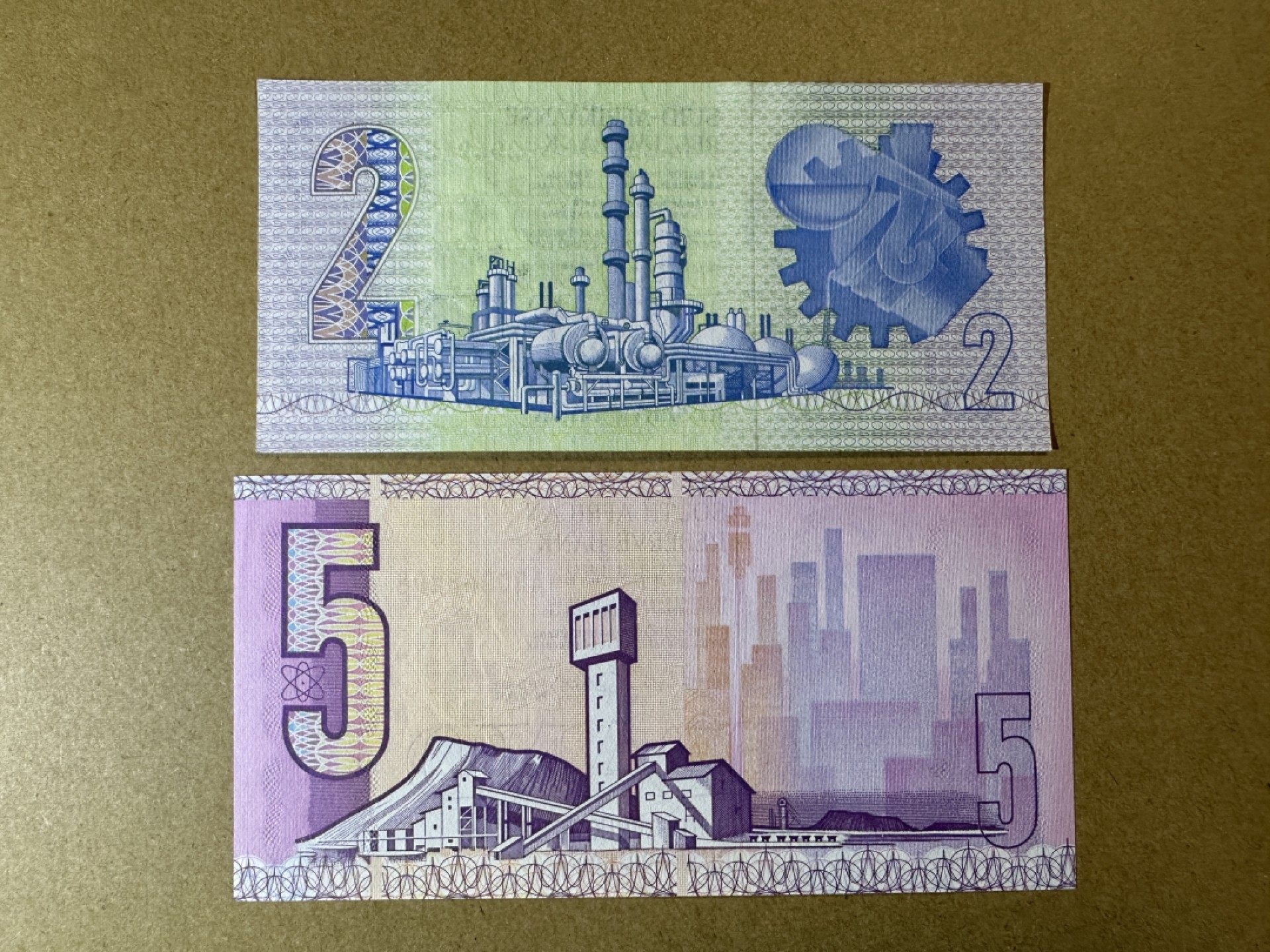 《张总收藏》96期——世界最佳纸币 南非2、5兰特2张 UNC 1973-1984年版本