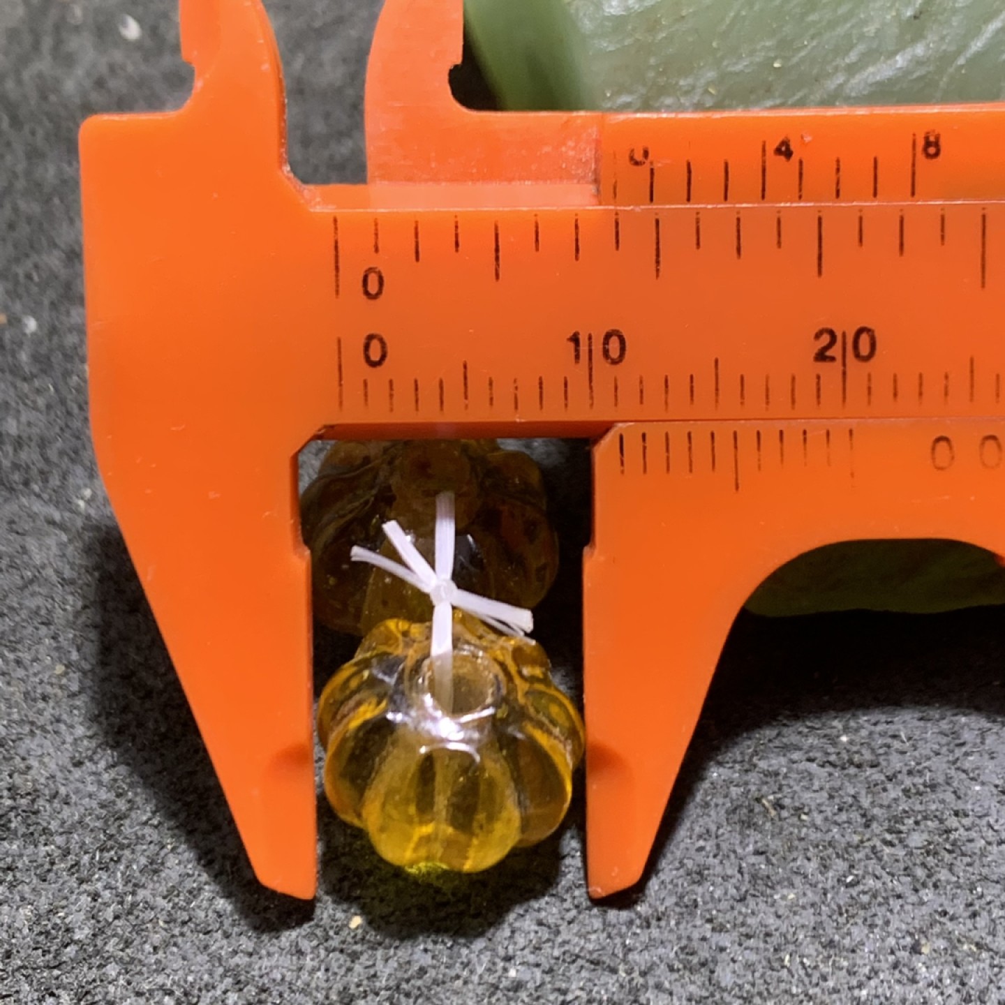 建国前后库存冰透金珀色琉璃南瓜珠一对，