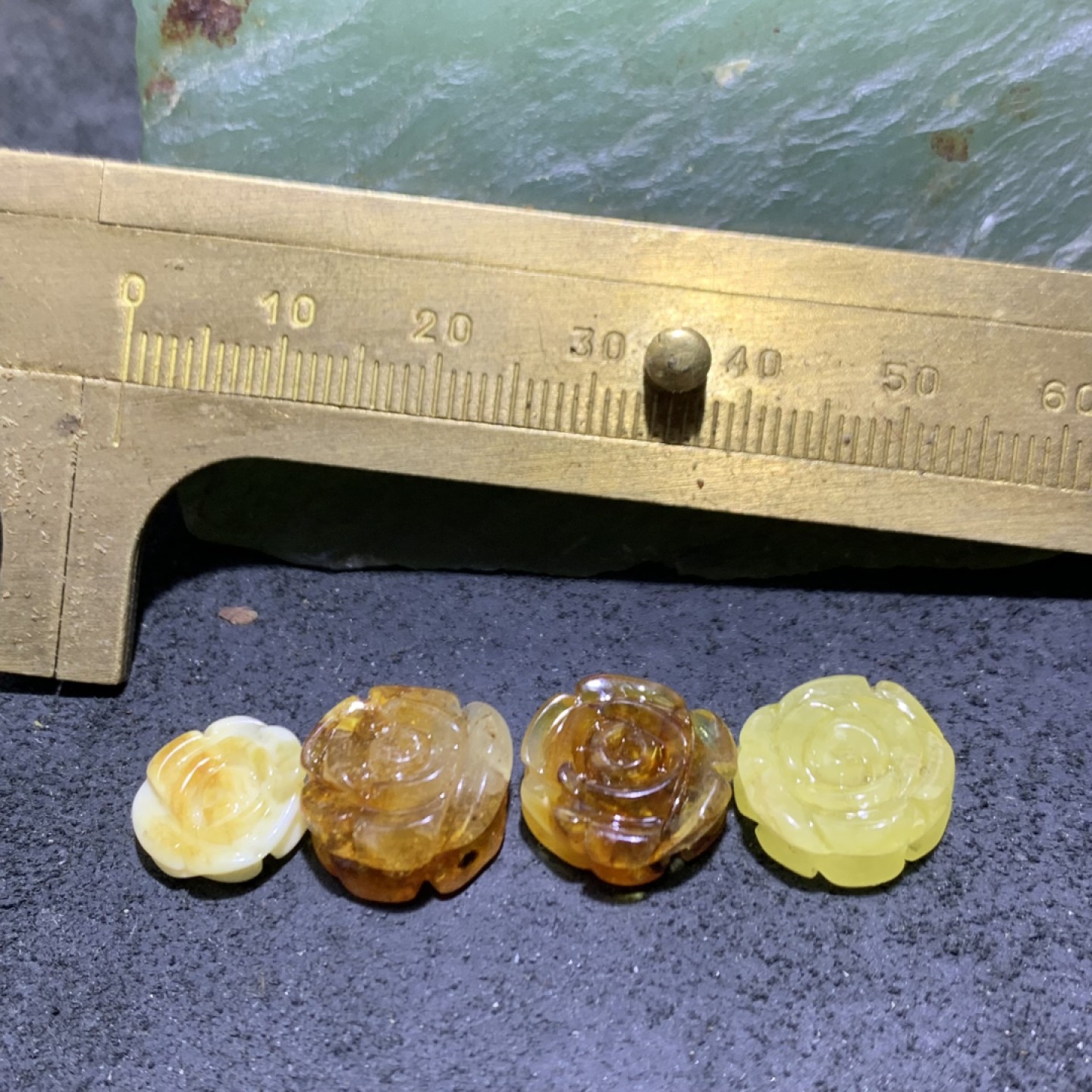 天然原矿蜜蜡通货珠玫瑰花4颗