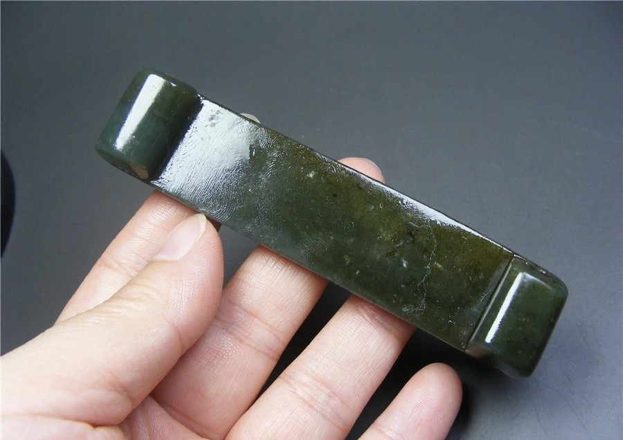 ｜冷门出品｜精选专拍·第贰拾壹场· 和田青玉带沁刻三角花卉文房大笔搁