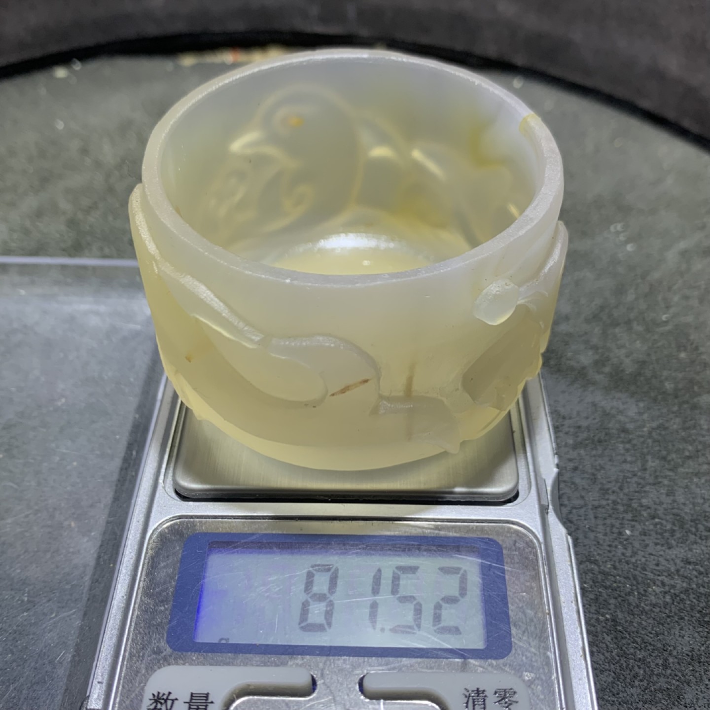 精美亚光高玉化巴西玛瑙满工雕刻海豚茶杯一个，