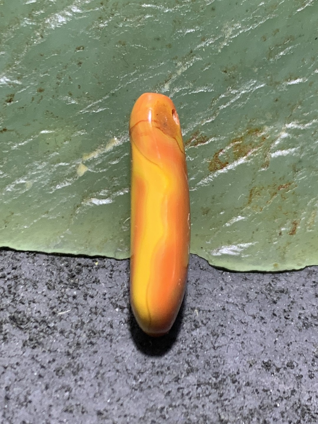精美战国红玛瑙卡子一个，