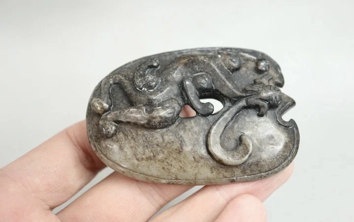 ｜冷门出品｜精选专拍·第贰拾壹场· 和田玉 黑沁 浮雕的螭龙玉璧 大挂件