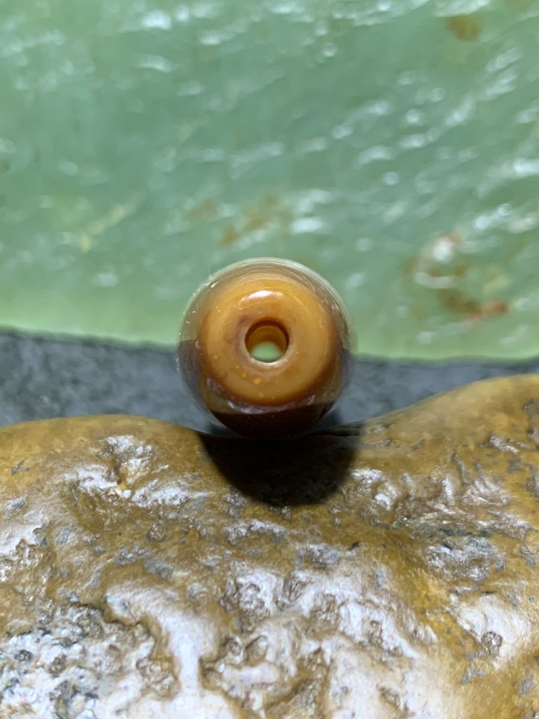 精美高玉化咖色千层纹缠丝玛瑙桶珠一颗，