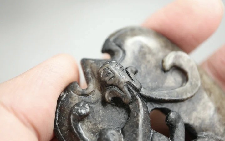 ｜冷门出品｜精选专拍·第贰拾壹场· 和田玉 黑沁 浮雕的螭龙玉璧 大挂件