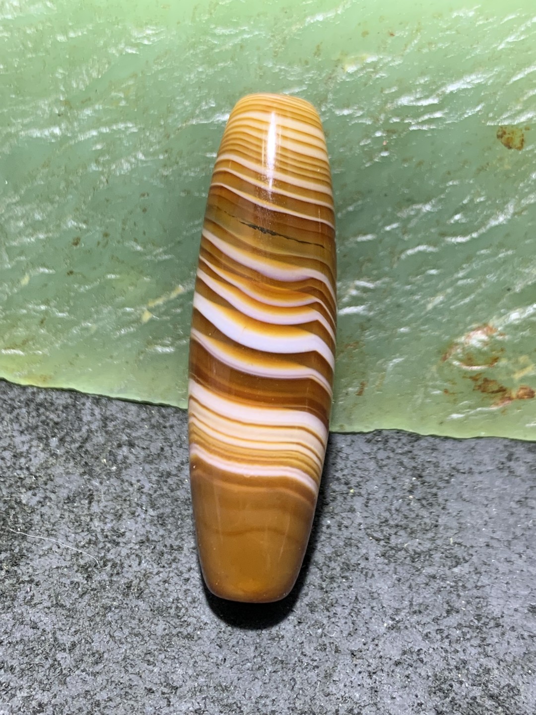 精美高玉化咖色千层纹缠丝玛瑙桶珠一颗，