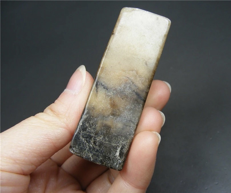 ｜冷门出品｜精选专拍·第贰拾壹场· 地方玉带沁圆雕双仙桃大把件