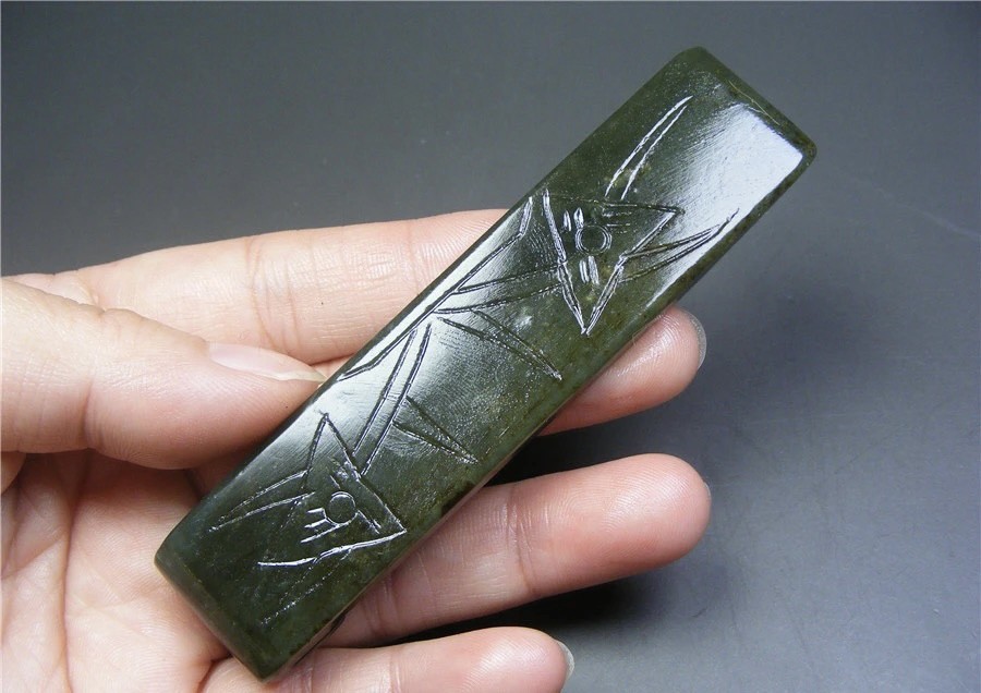 ｜冷门出品｜精选专拍·第贰拾壹场· 和田青玉带沁刻三角花卉文房大笔搁