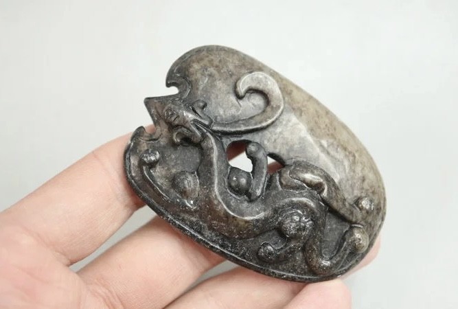 ｜冷门出品｜精选专拍·第贰拾壹场· 和田玉 黑沁 浮雕的螭龙玉璧 大挂件