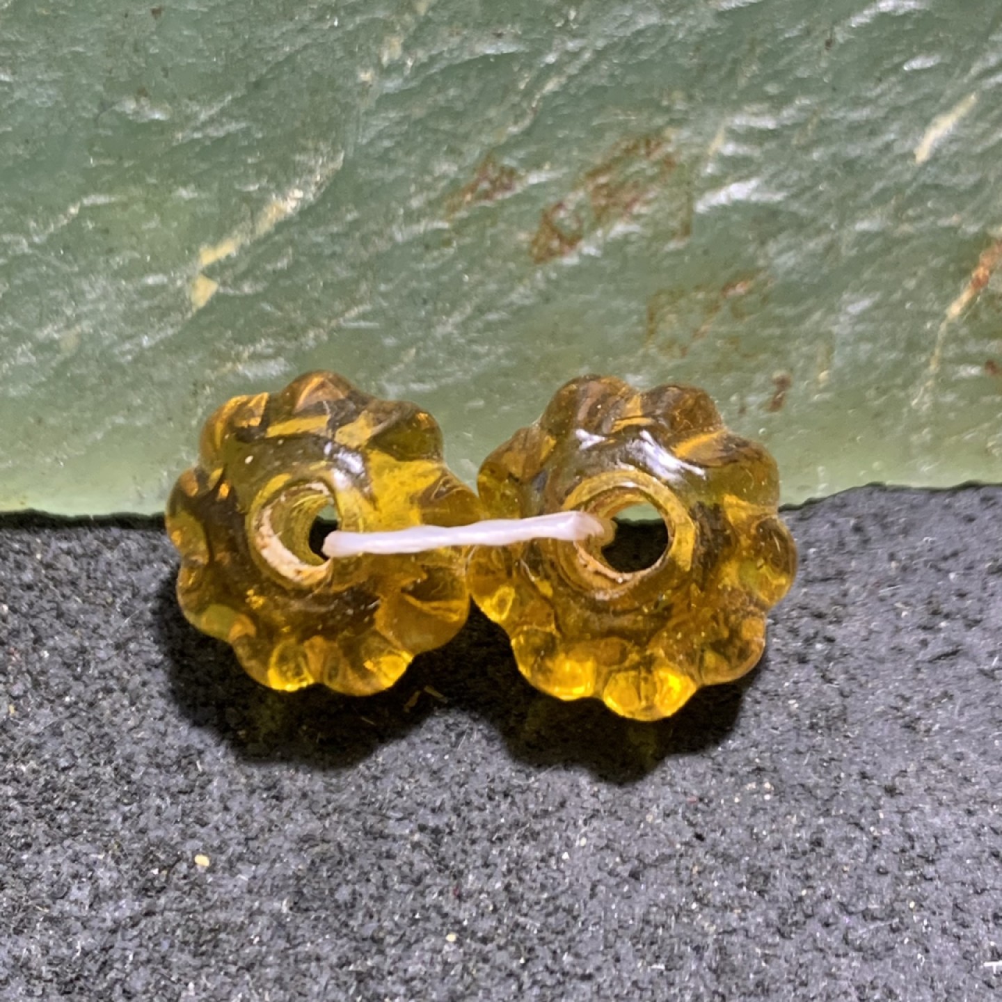 建国前后库存冰透金珀色琉璃南瓜珠一对，