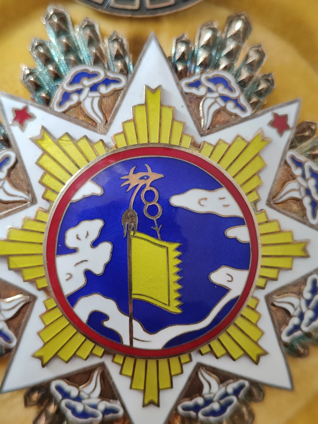 全场0元起拍 第43期 咸鱼国勋章拍卖专场 4月2日（周日）下午6：00开始 国军 二等大绶云麾勋章 原盒纯银珐琅 中央印制厂造