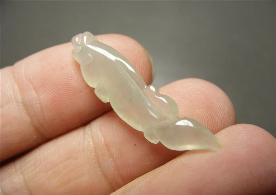 ｜冷门出品｜精选专拍·第贰拾壹场· 冰种淡色翡翠手工雕老雕法带孔小鱼坠