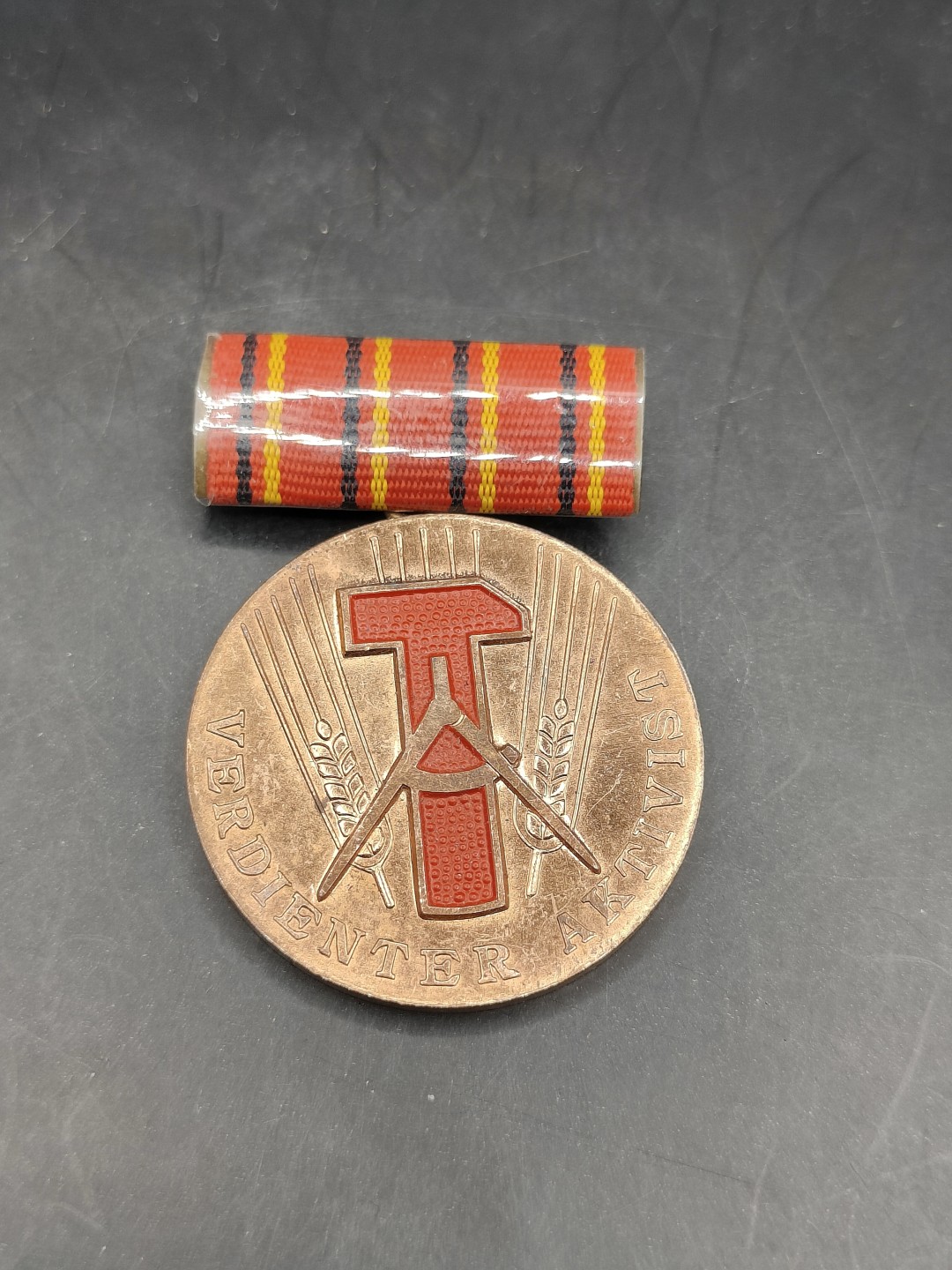 全场0元起拍 第44期 咸鱼国勋章拍卖专场 4月5日（周三）下午6：00开始 东德社会主义积极份子荣誉称号奖章