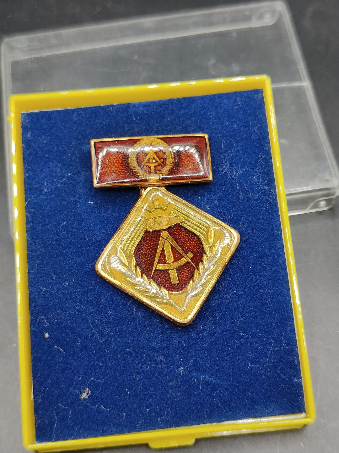 全场0元起拍 第44期 咸鱼国勋章拍卖专场 4月5日（周三）下午6：00开始 东德个人积极劳动积极份子奖章