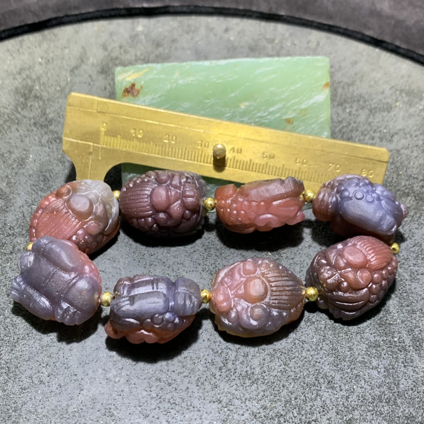 精美非红玛瑙雕刻招财三足金蟾手串一条，