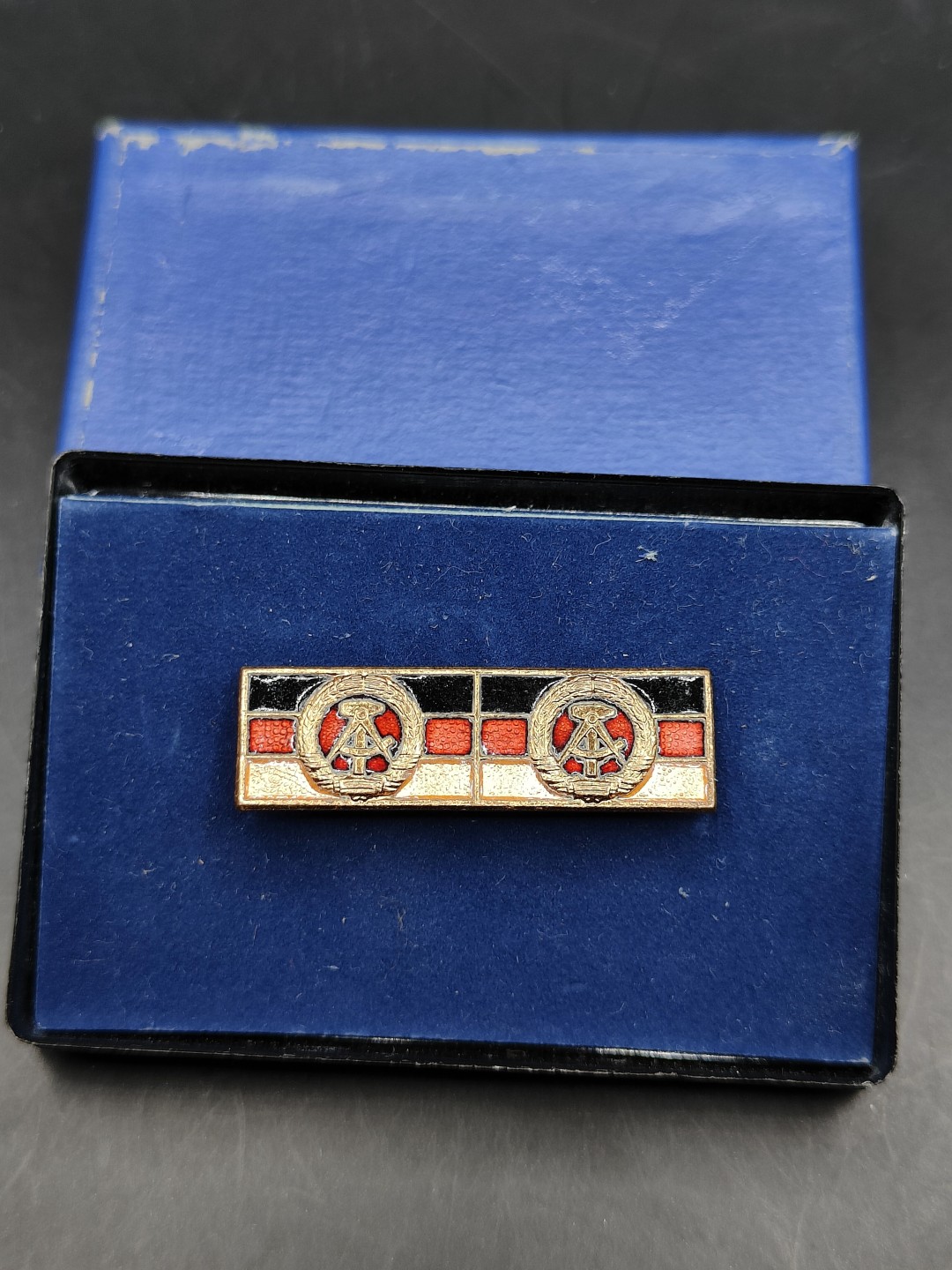 全场0元起拍 第44期 咸鱼国勋章拍卖专场 4月5日（周三）下午6：00开始 东德集体劳动积极称号二次获得奖章 早期珐琅版