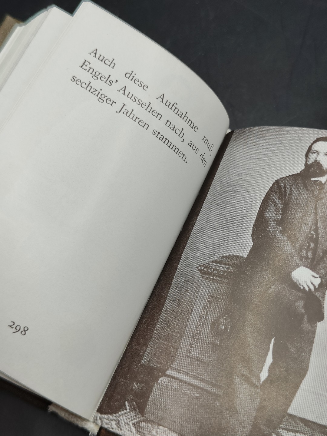 全场0元起拍 第44期 咸鱼国勋章拍卖专场 4月5日（周三）下午6：00开始 东德袖珍书 330页