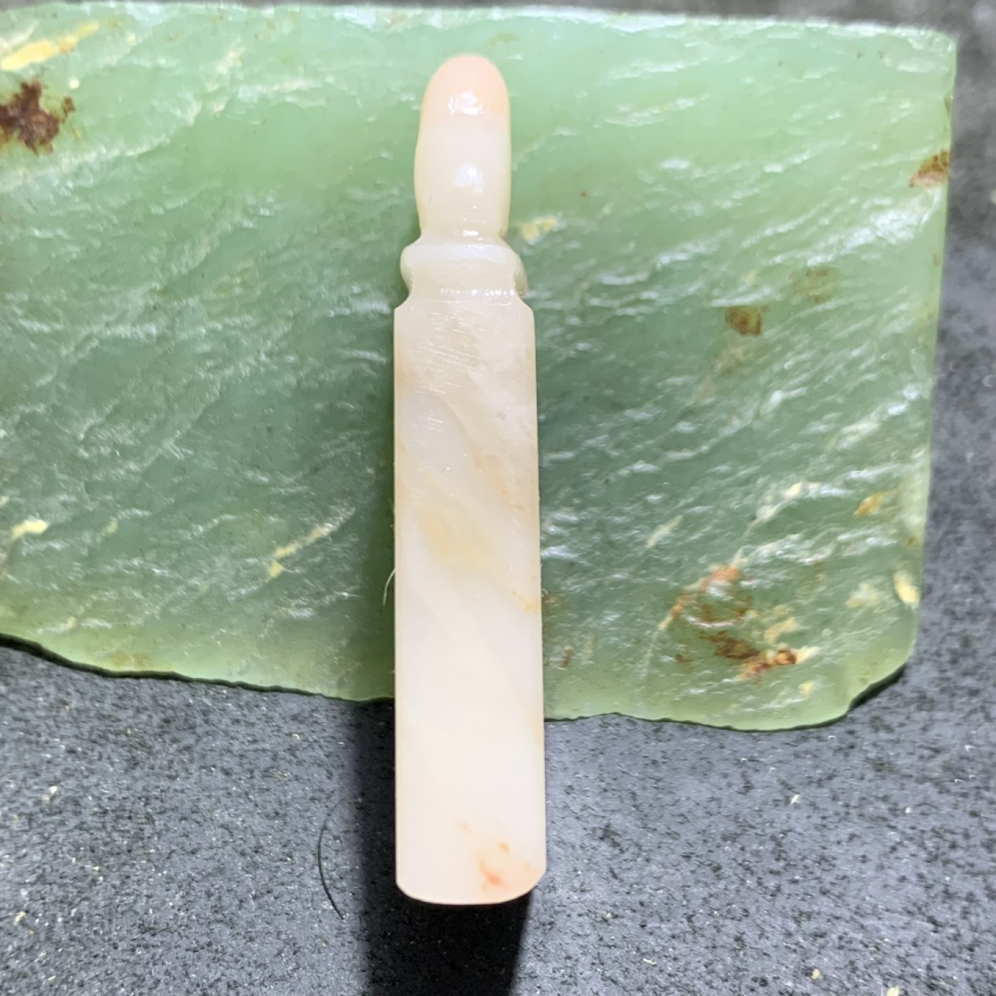 老挝朱砂结晶冻雕刻如意钮章料一方，