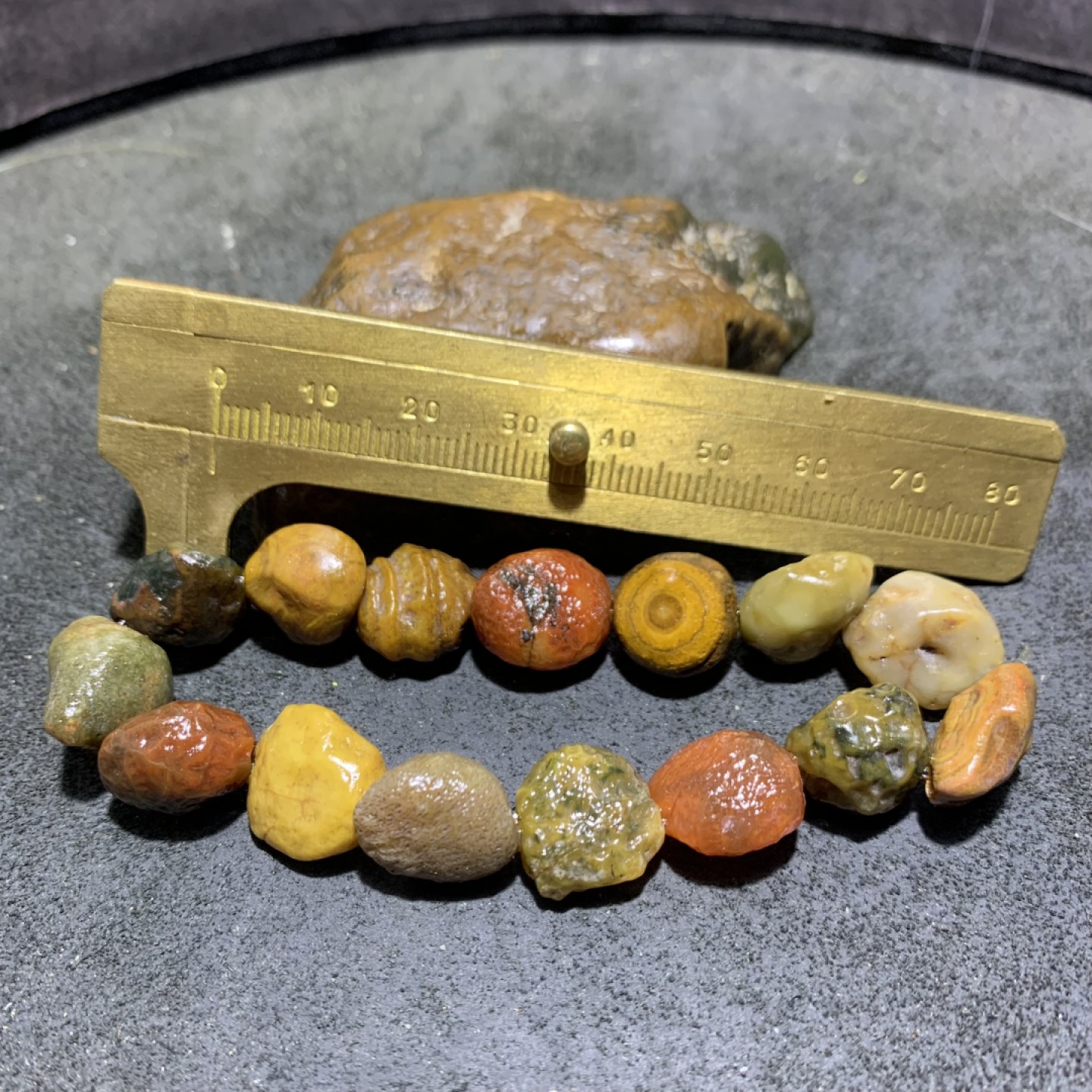 精美阿拉善多宝石原石手串一条，