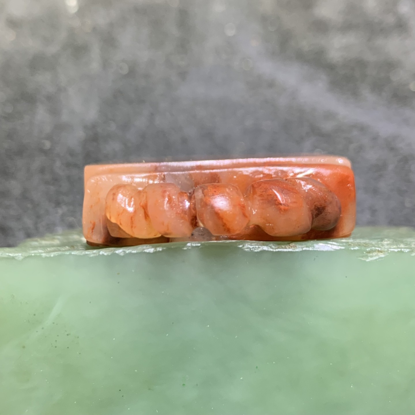 老挝朱砂结晶冻雕刻如意钮章料一方，