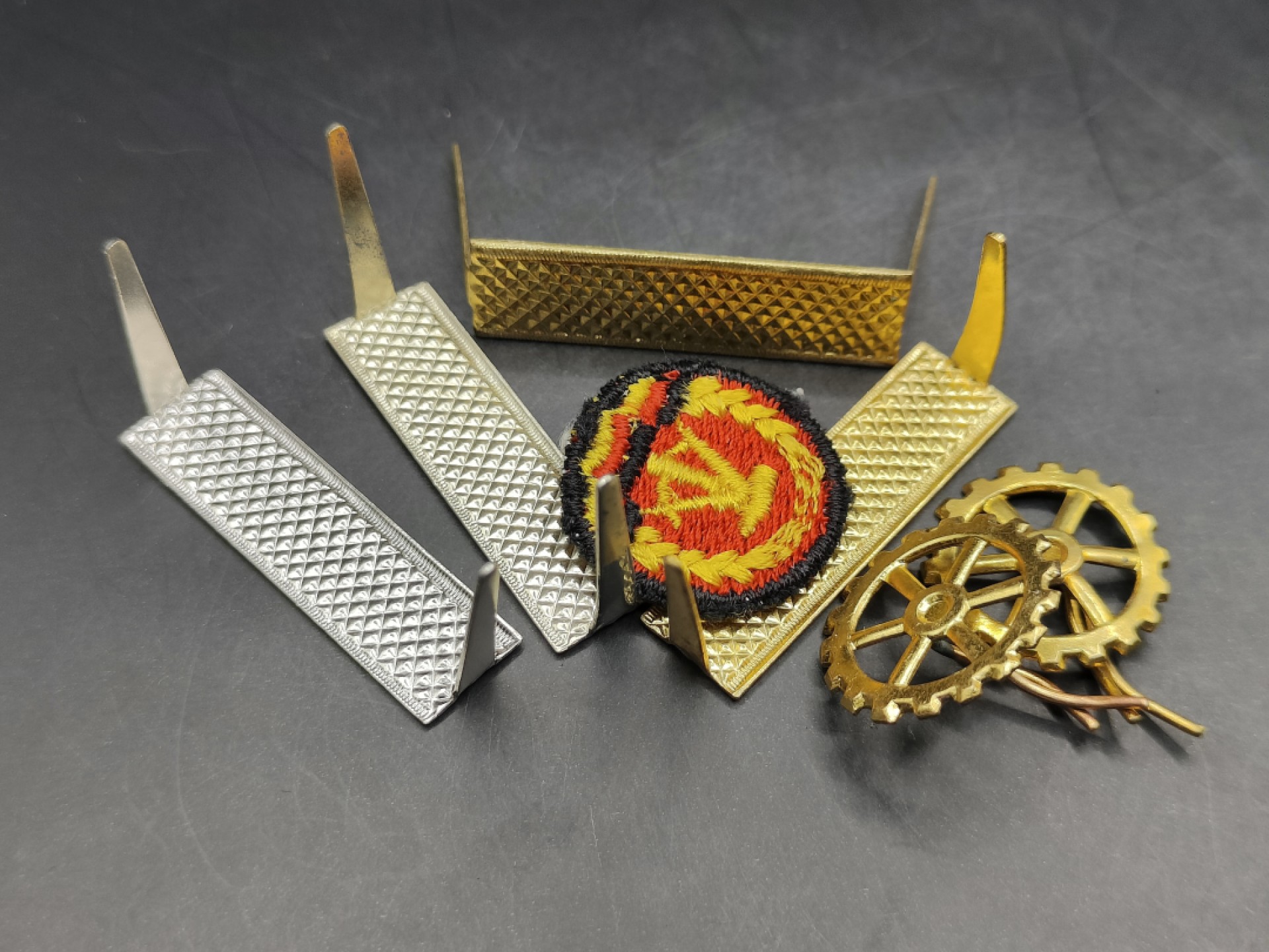 全场0元起拍 第44期 咸鱼国勋章拍卖专场 4月5日（周三）下午6：00开始 东德制服符号帽徽配件一组