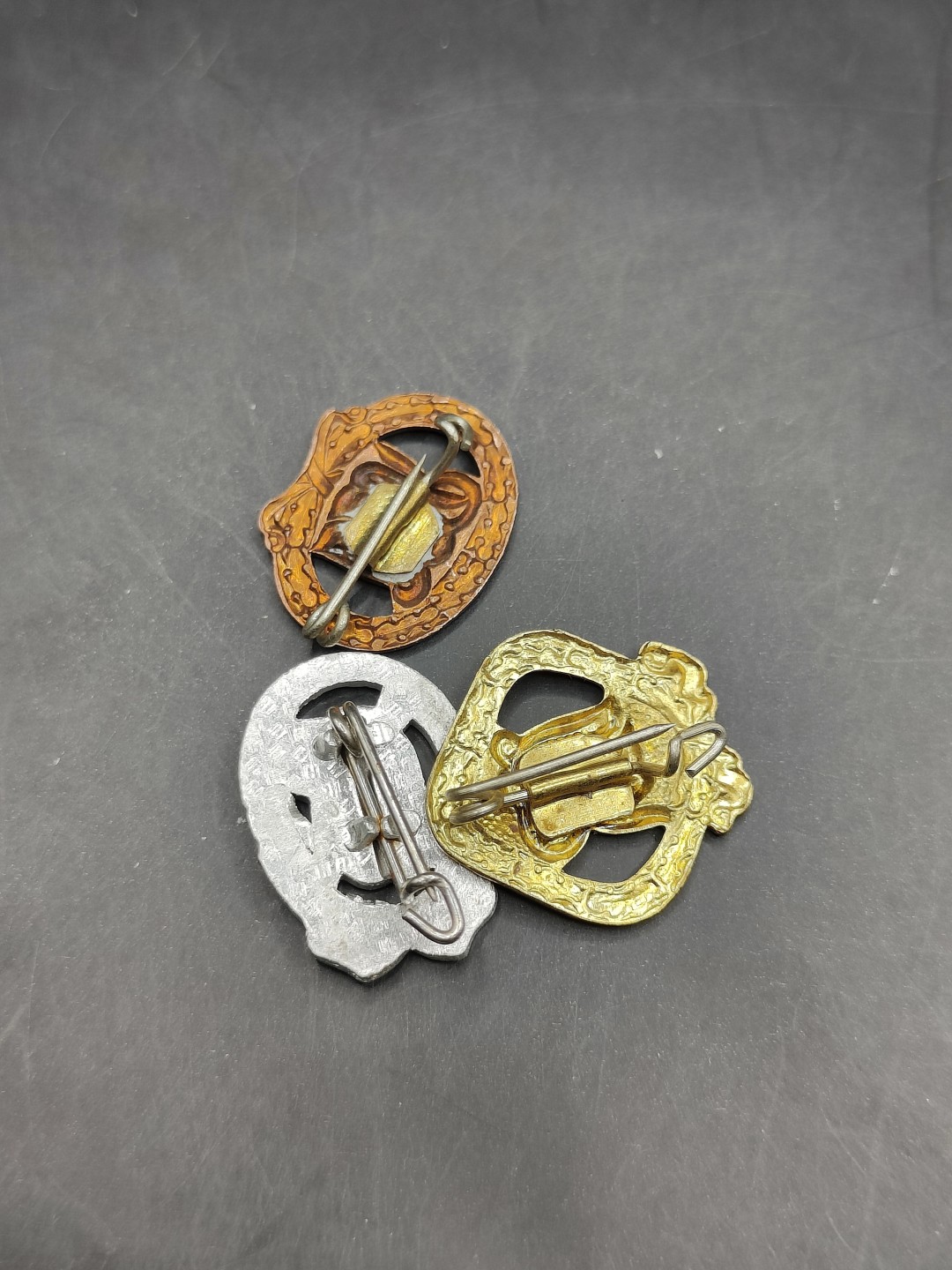 全场0元起拍 第44期 咸鱼国勋章拍卖专场 4月5日（周三）下午6：00开始 东德金银铜体能章一组 不同版本