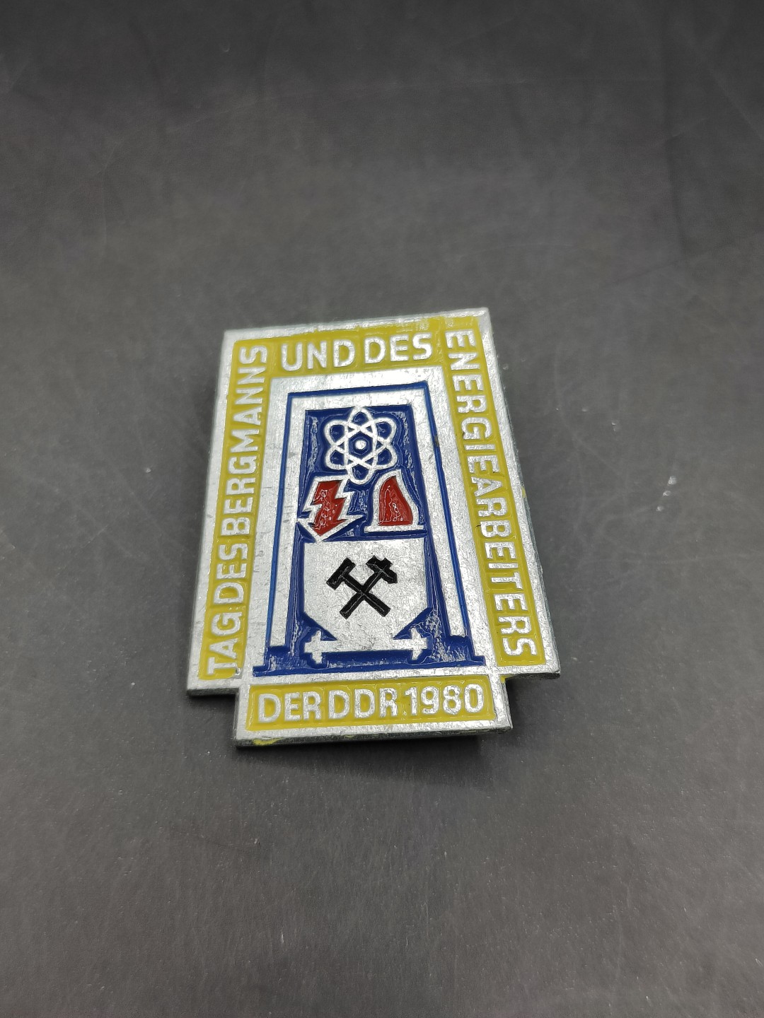 全场0元起拍 第44期 咸鱼国勋章拍卖专场 4月5日（周三）下午6：00开始 东德矿工能源工日奖章