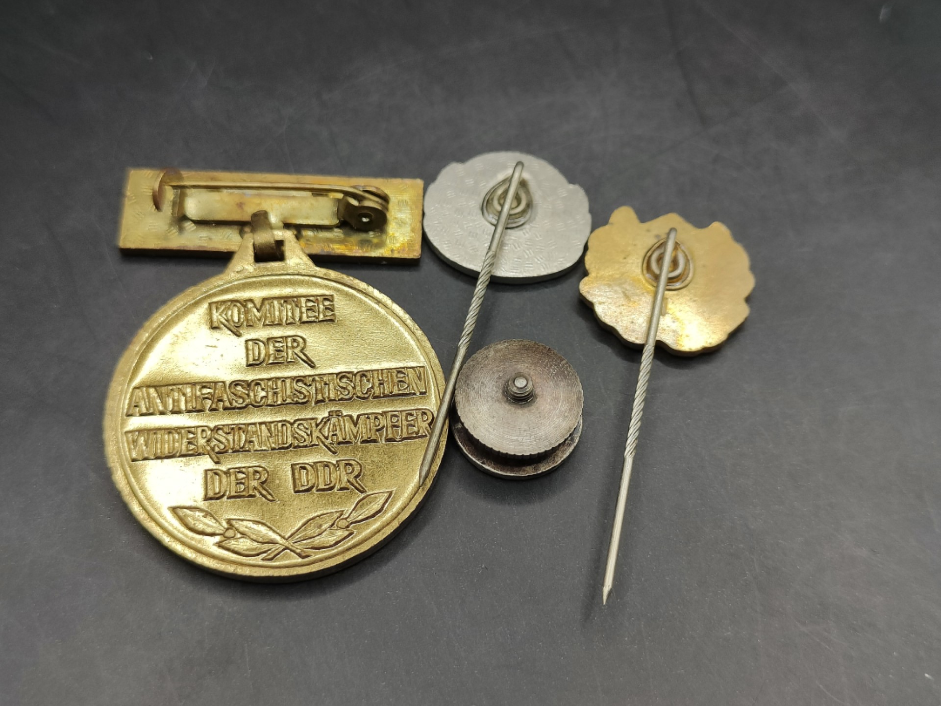 全场0元起拍 第44期 咸鱼国勋章拍卖专场 4月5日（周三）下午6：00开始 徽章一组