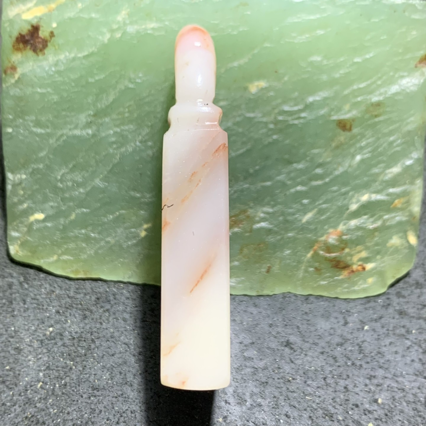老挝朱砂结晶冻雕刻如意钮章料一方，