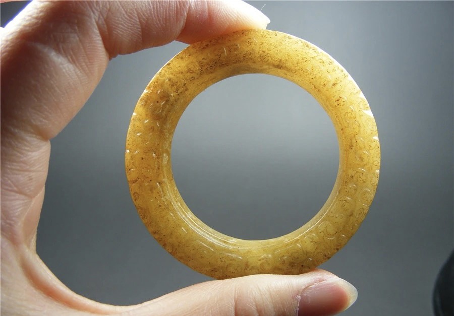 ｜冷门出品｜精选专拍·第贰拾贰场· 老地方黄玉双面工卷云纹带沁厚实大圆玉环