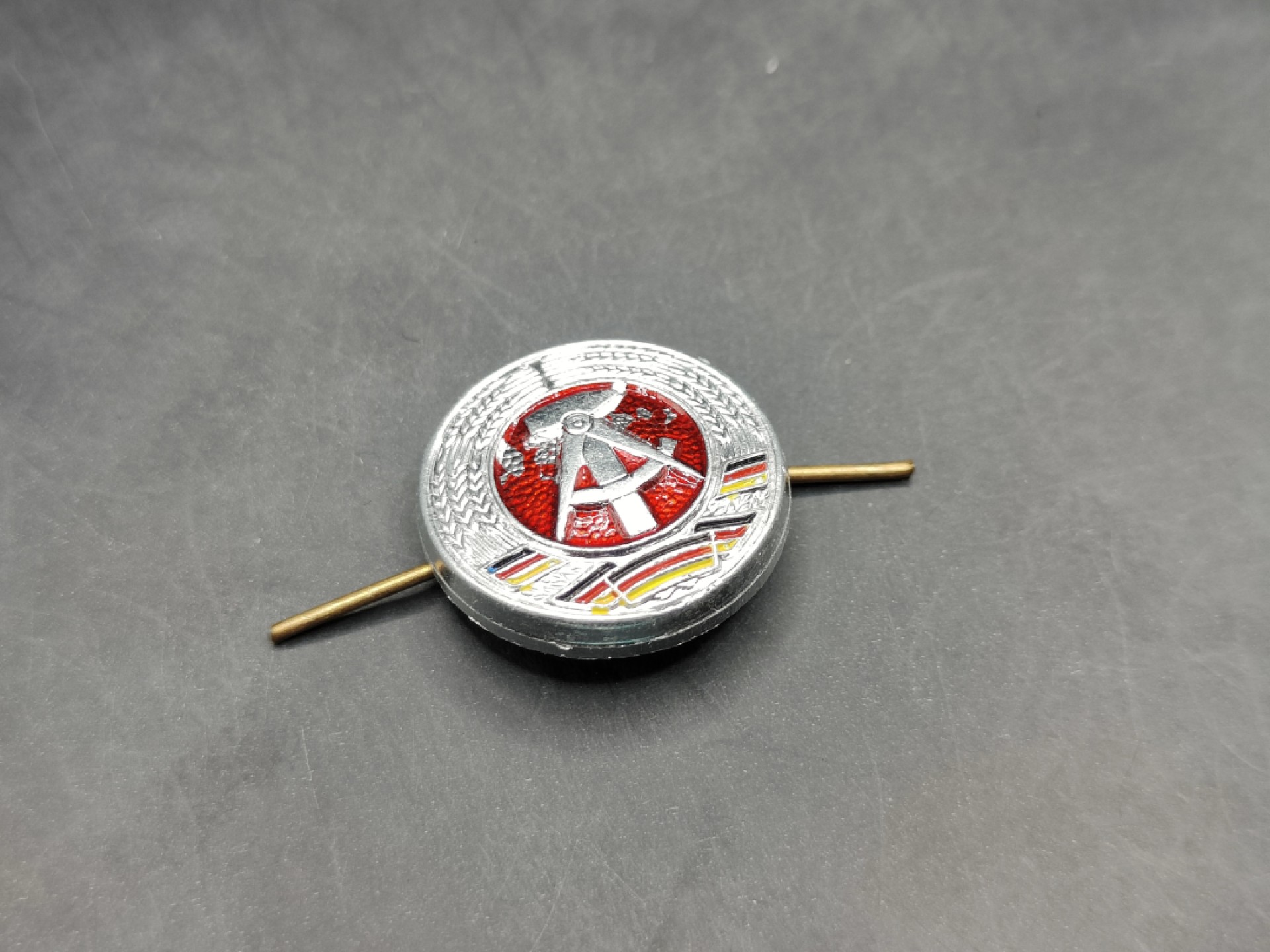 全场0元起拍 第44期 咸鱼国勋章拍卖专场 4月5日（周三）下午6：00开始 东德制服符号帽徽配件一组