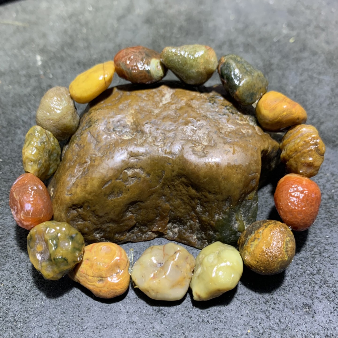 精美阿拉善多宝石原石手串一条，