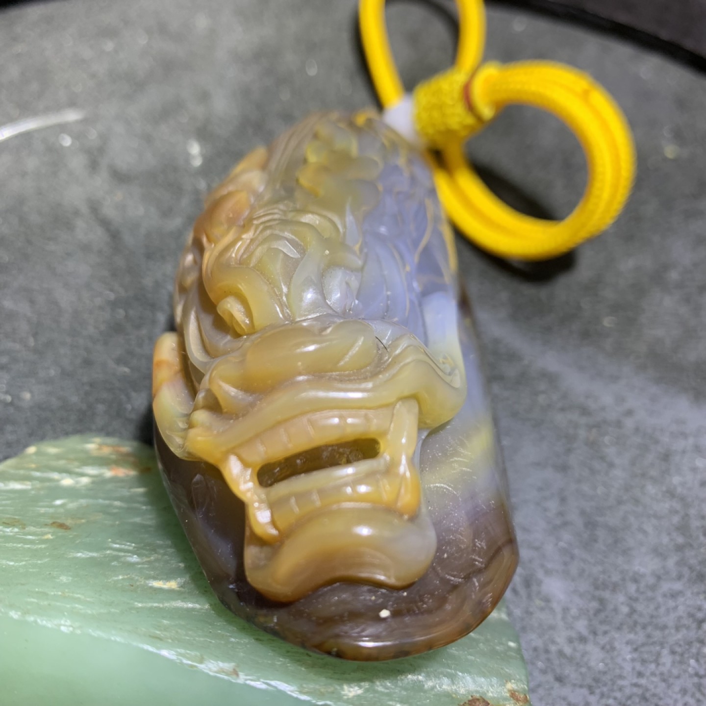 精美高玉化巴西玛瑙俏色巧雕龙首把件一个，
