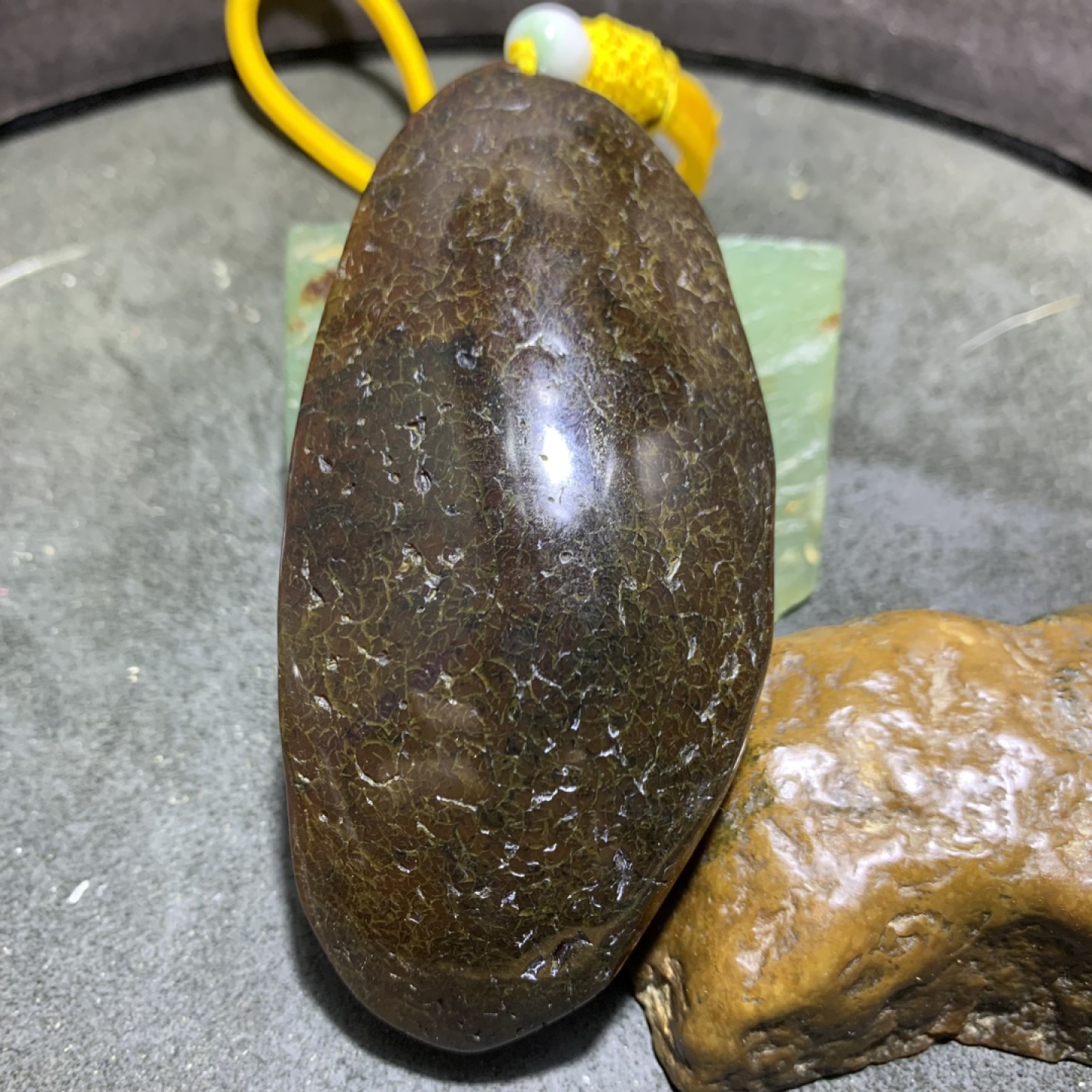 精美高玉化巴西玛瑙俏色巧雕龙首把件一个，