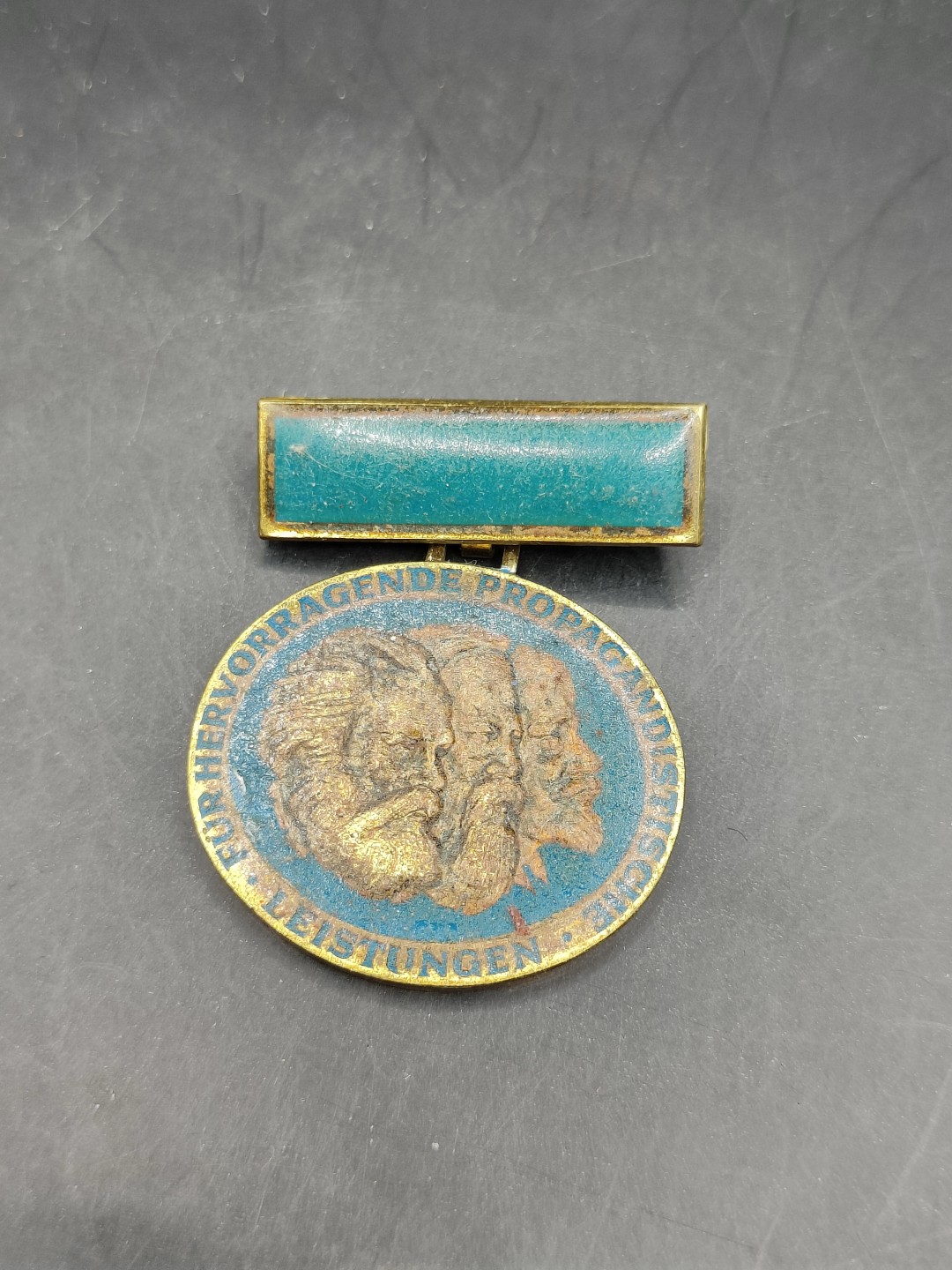 全场0元起拍 第44期 咸鱼国勋章拍卖专场 4月5日（周三）下午6：00开始 东德fdj奖章