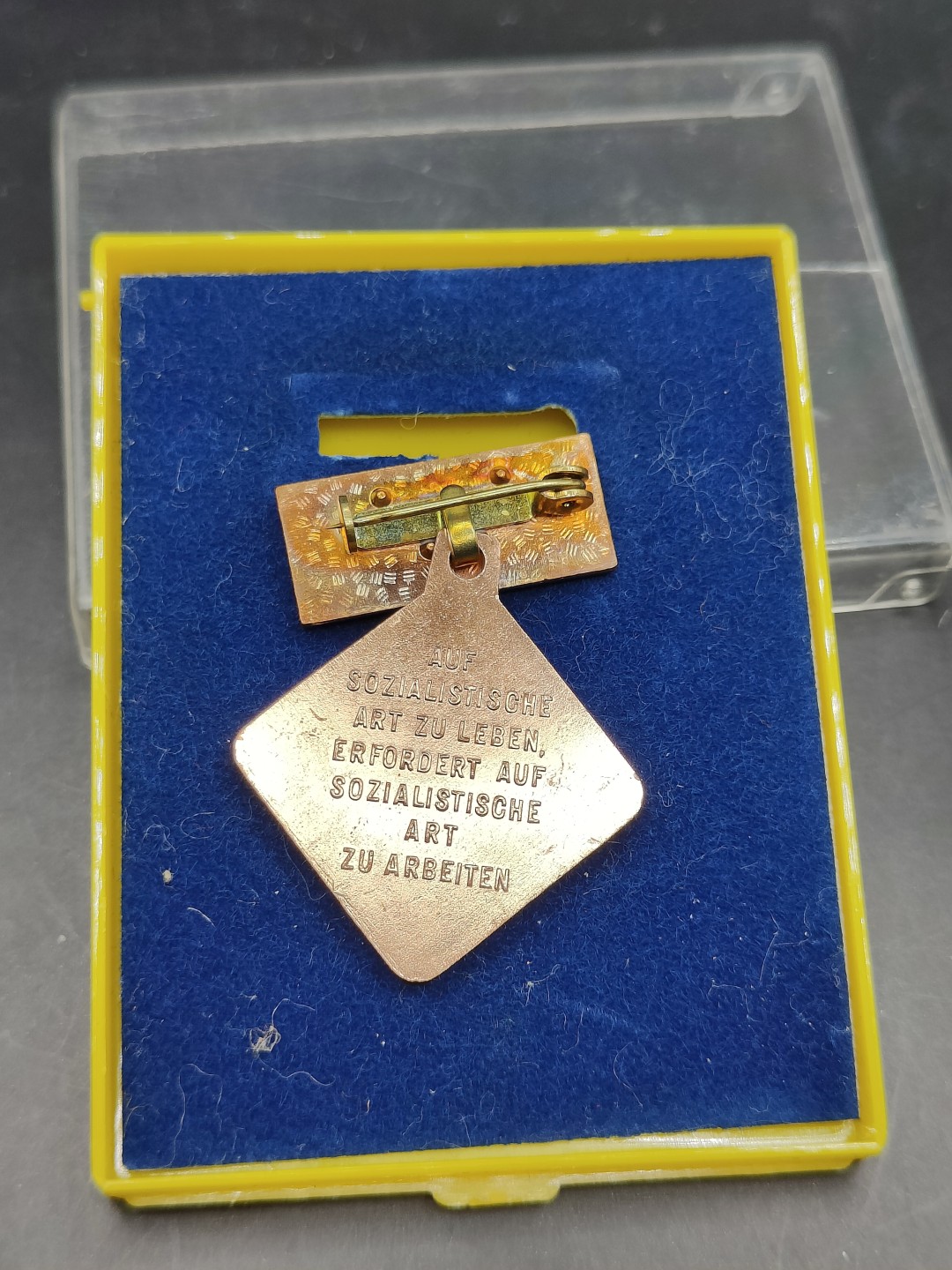 全场0元起拍 第44期 咸鱼国勋章拍卖专场 4月5日（周三）下午6：00开始 东德个人积极劳动积极份子奖章